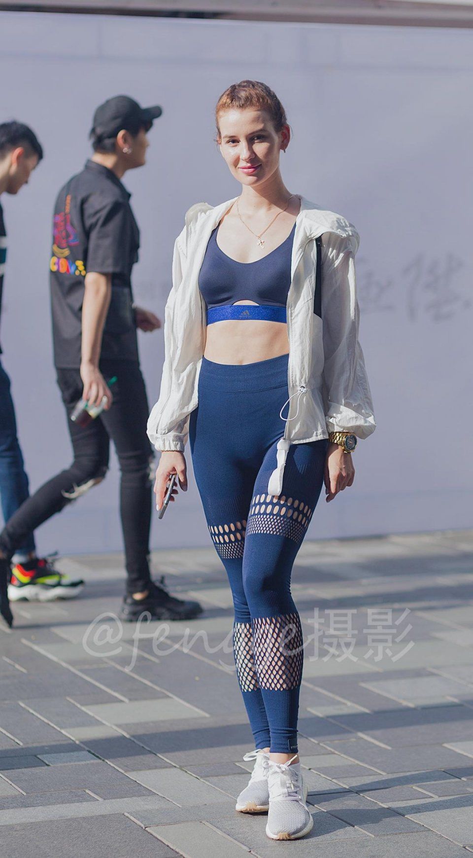 街拍:偶遇健身服版金刚芭比，穿搭时尚颜值高，网友赞叹太美了