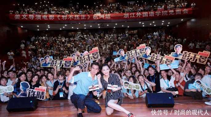 许晴穿条纹黑白连衣裙, 显得时尚优雅大气