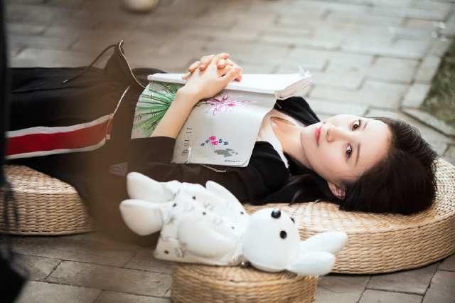 31岁舒畅再次惊艳众人，穿粉色长裙嫩到飞起，仍是初恋模样!