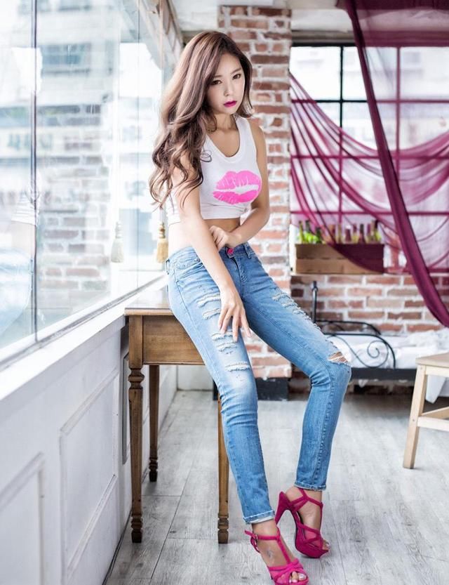 街拍:好的紧身裤,让你看起来高挑迷人