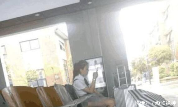 男子发现女子走光, 女子却一直理会, 网友直呼心真大