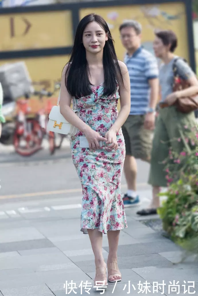  时尚女生：街拍：穿不腻的裙装,总是能够吸引街头的目光