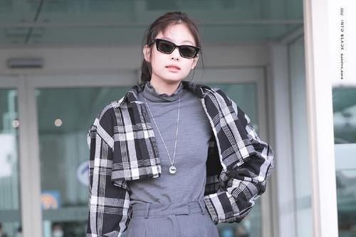  「配阔」Jennie婴儿肥太可爱，外套只有一半长，配阔腿裤太甜美