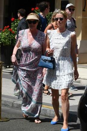 妮基希尔顿和妈妈一起出街，大秀豪门甜美名媛风