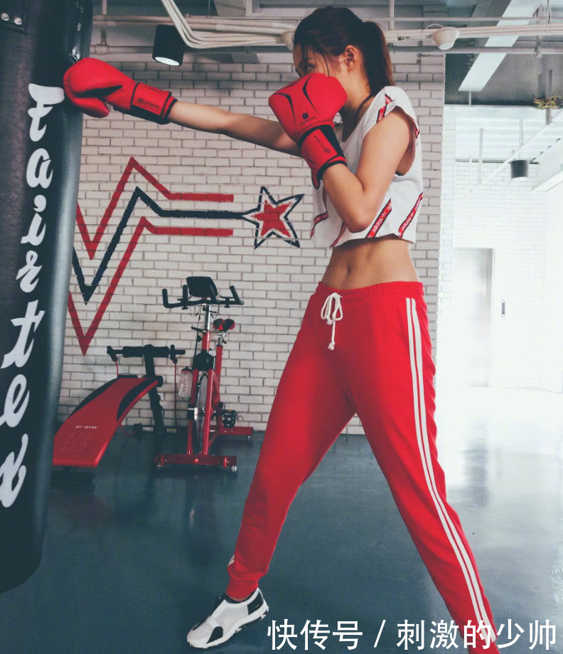 关晓彤穿旗袍，把小桥流水人家都穿在了身上，旗袍装让人惊艳