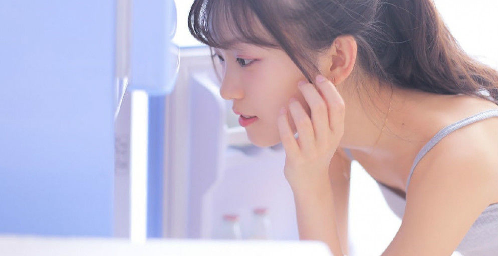 美女模特有着S型曲线的高挑身材,修长白皙的美腿,极致勾人