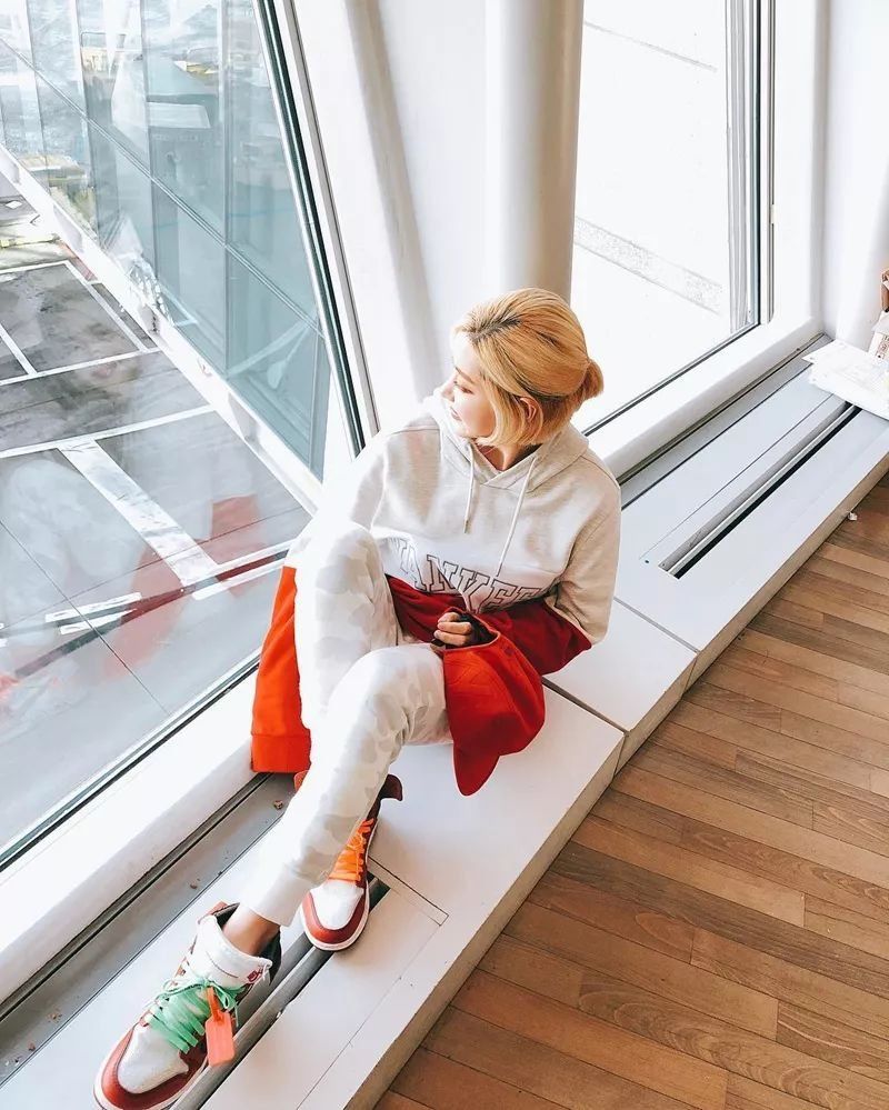 Yeezy、OW x AJ1 齐亮相，看看女神们最近又上脚了什么鞋!