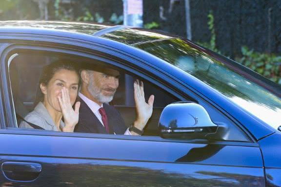 西班牙国王和王后穿的有点尴尬？风格完全不同，却满脸的幸福感！