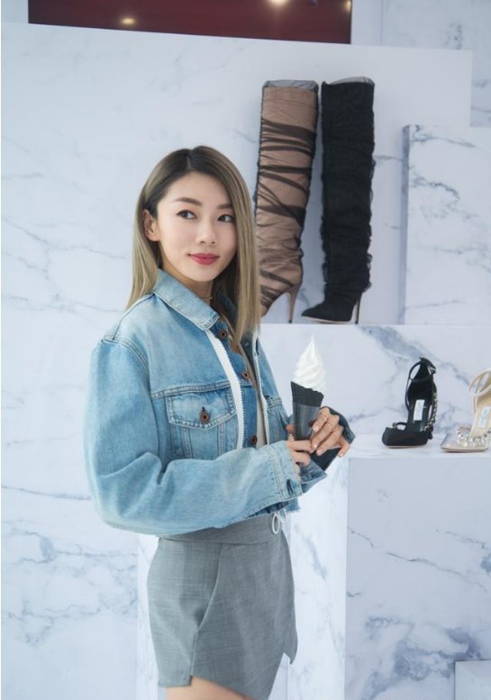 郑恺前女友真会穿，高跟鞋外面套一层透明塑料，网友:不捂得慌吗