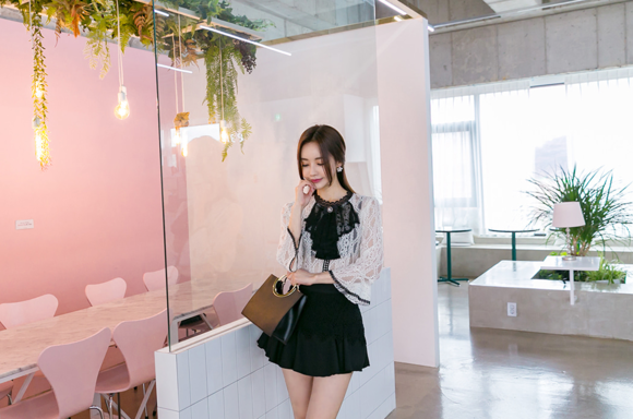 女神孙允珠，天鹅堡织花蚕丝宫廷花缀洋裙