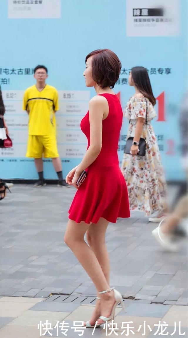  『下半身搭配』美女脚上一双尖头的高跟鞋，显得优雅更时尚，散发出无限的魅力