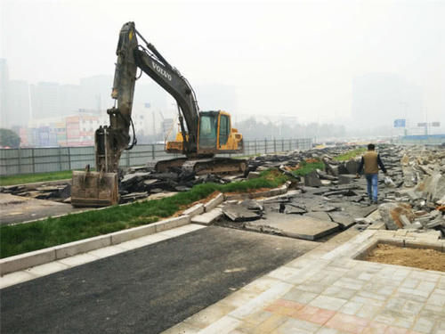  高速@高速都是沥青路，为啥收费站这么特殊？网友：为了图便宜？