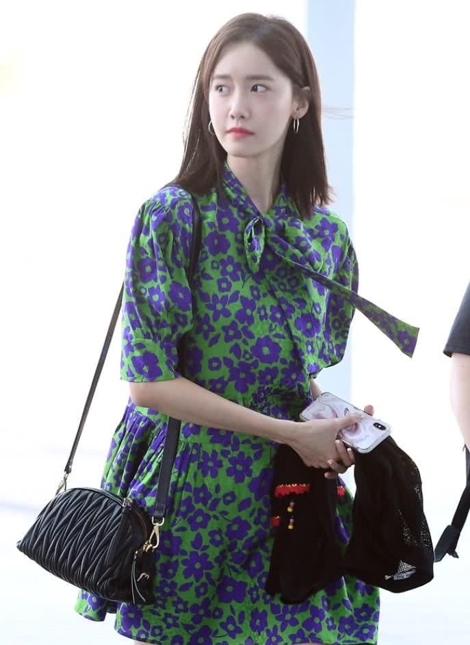 林允儿也有失误的时候，秀出一双长腿却迷之尴尬，还是穿长裙吧!