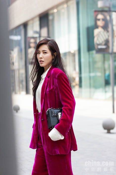 曾黎出街玩转妩媚色彩 优雅展现帅气时尚