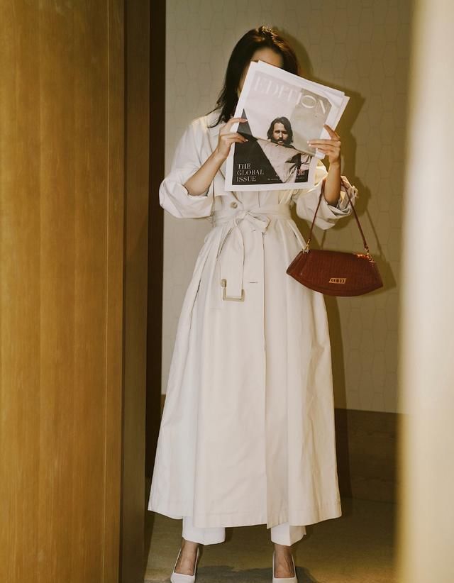  「感觉」三木博主颜值又飙升，穿风大衣裙配搭收腰裤带，霸气又有型