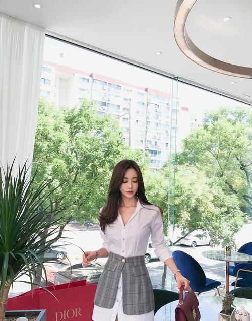 展现:白色衬衫裙搭配肉色丝袜,展现职场女性成熟性感的魅力