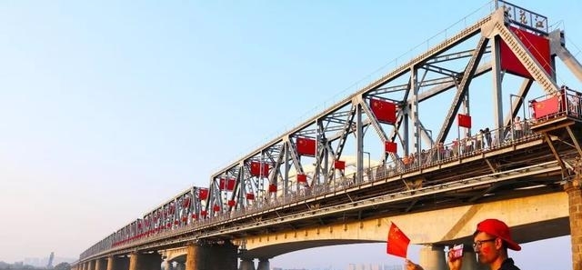 哈尔滨“国旗桥”上新闻联播,全国各地摄影师打卡“签到”
