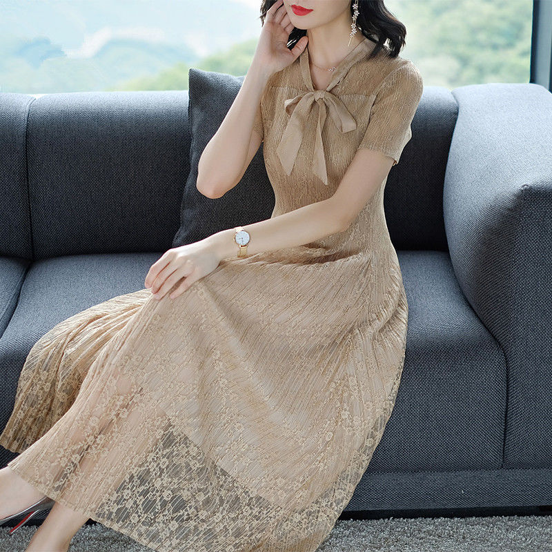 45岁的妈妈穿了条“冷淡风”长裙，太惊艳了!青春时髦还显瘦