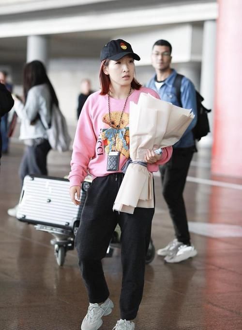  满满：冠军女孩刘诗雯获奖后走机场，粉色小熊卫衣搭运动裤，少女心满满