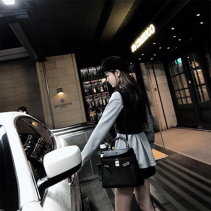 马上国庆了，出门游玩千万别穿碎花裙!瞧这港风套装，减龄又方便