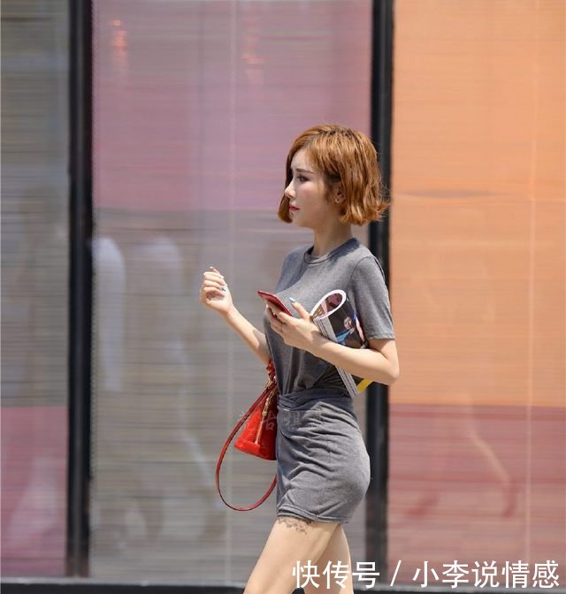 街拍网红，腿上的纹身，不仔细看像是丝袜边