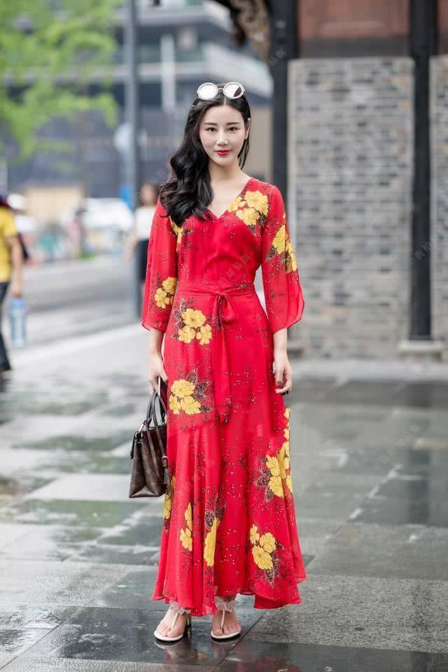 街拍：不张扬小性感的小姐姐，楚楚动人白皙有型！