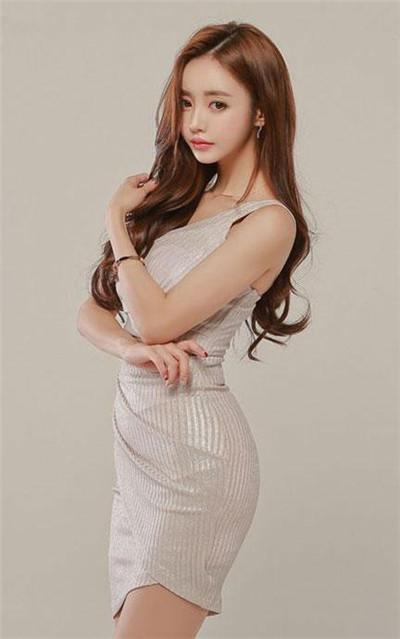 夏日，连衣包臀裙+高跟鞋，更高贵，更时尚！