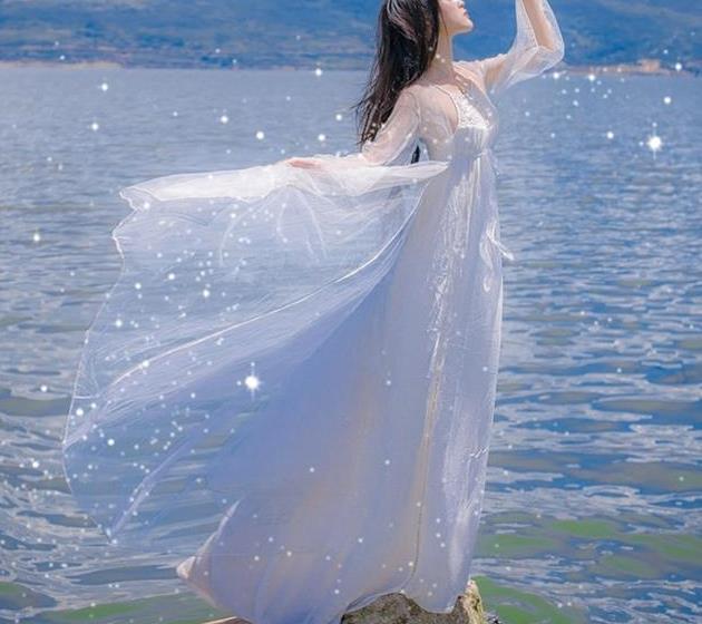 厌倦了阔腿裤套装，不妨多试试这样的吊带连衣裙！清新甜美超仙儿