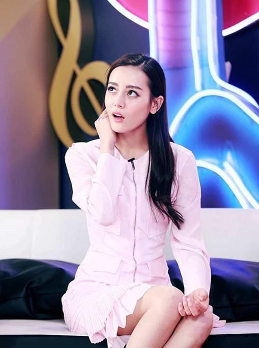 杨颖和迪丽热巴都很美，从坐姿我们看出她们不同气质和性格!