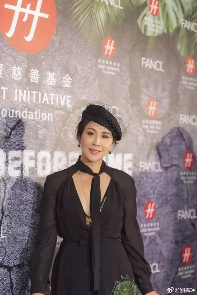 《邪不压正》49岁许晴美得让人挪不开眼睛!