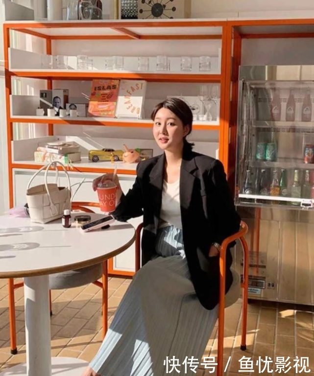  #四件#原来一件外套可以配四件裙子？这一衣多穿一定要学会