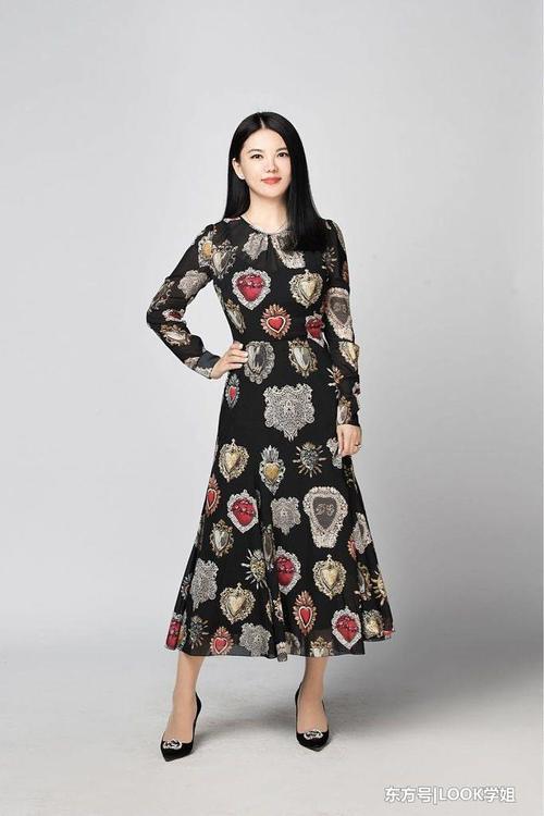 42岁李湘终于瘦了，印花裙美回18岁，网友：风采不减当年