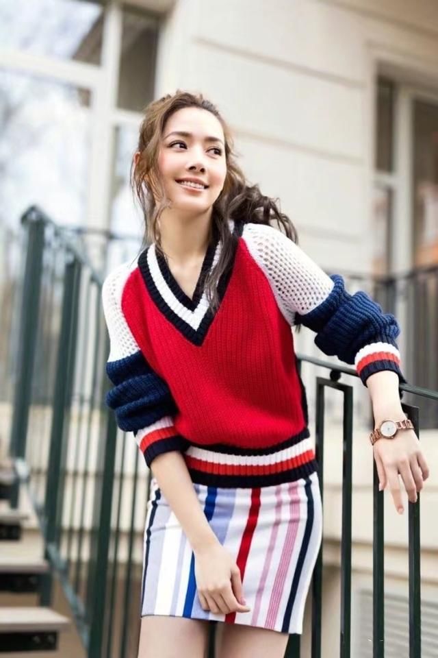 郭碧婷穿连衣短裙出街，还要故意剪开叉，网友：显腿长呗！