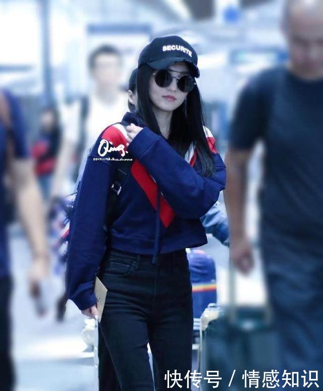 张韶涵登台演唱，一袭绿裙惊艳四座，当镜头移到她的手，我呆了