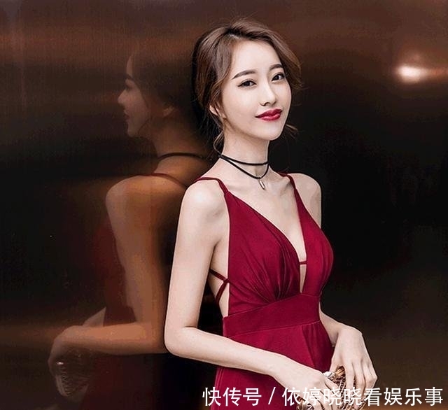  『勾勒』皮肤白皙水嫩的小姐姐, 吊带连衣裙勾勒出曼妙曲线, 性感又优雅