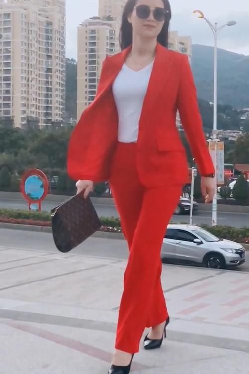  『穿搭起来』身穿西装的轻熟美女，戴上墨镜，迈出气场十足的步伐