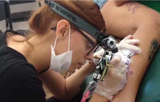 26岁女子开纹身店，纹出来的东西“奇丑无比”,客户却很喜欢