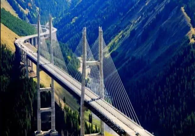 在新疆，有一种旅行，叫公路旅行