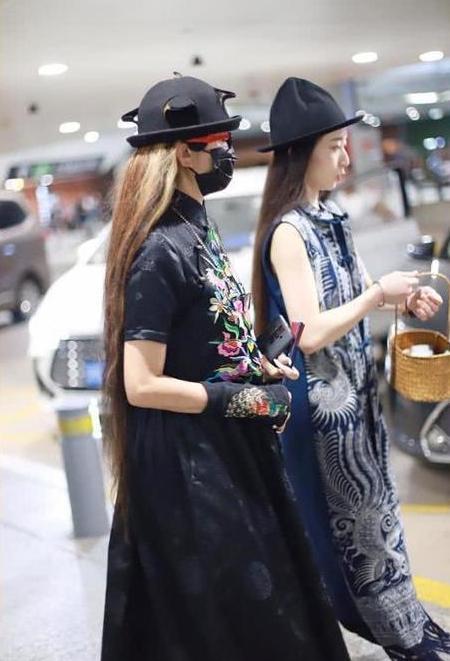 59岁杨丽萍一头黄发现身,至少减龄30岁,网友:只有20岁吧!