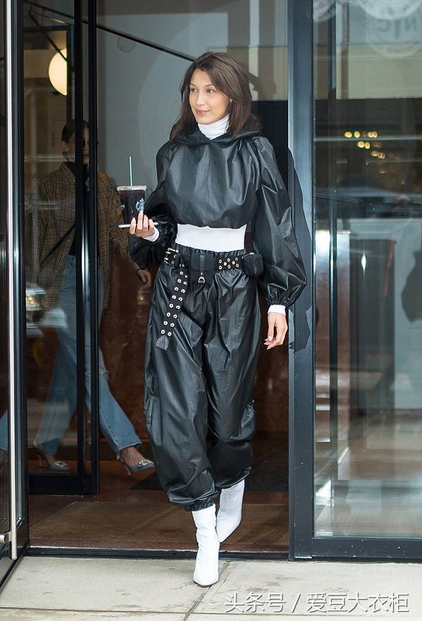 时下最时髦姐妹贝拉哈迪德和Gigi一同出街,贝拉这身气场全开