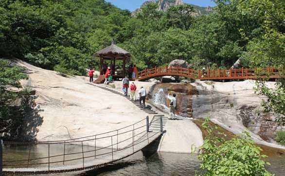 河北的小黄山，仅比泰山低一百多米，深秋是看红叶的最佳去处