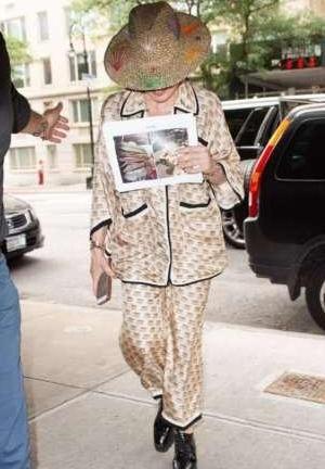 麦当娜有59岁？睡衣出街还像29岁，可脚上的鞋子出卖了她