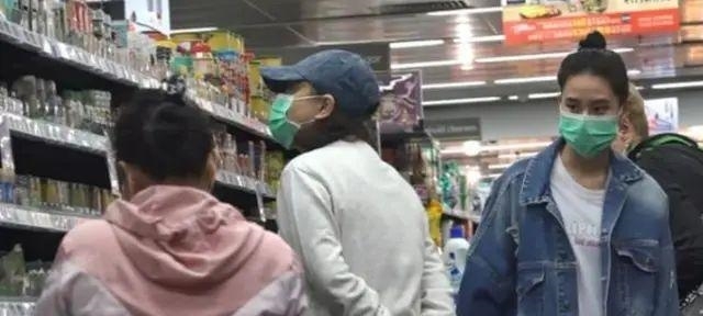  超市：何超莲素颜逛超市被拍，皮肤黝黑好俗气，平时全靠包装和打扮！