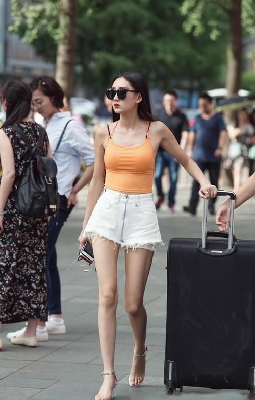 街拍：穿着时尚热裤大秀长腿的美女们，走在街上回头率飙升