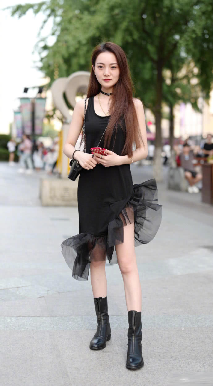 街拍：光鲜俊美穿短裙的小姐姐，身姿曼妙曲线性感很美！