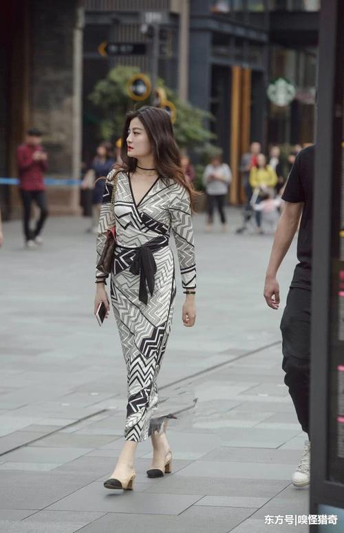 秀美多姿成熟的小姐姐，外表上白皙性感时尚迷人！