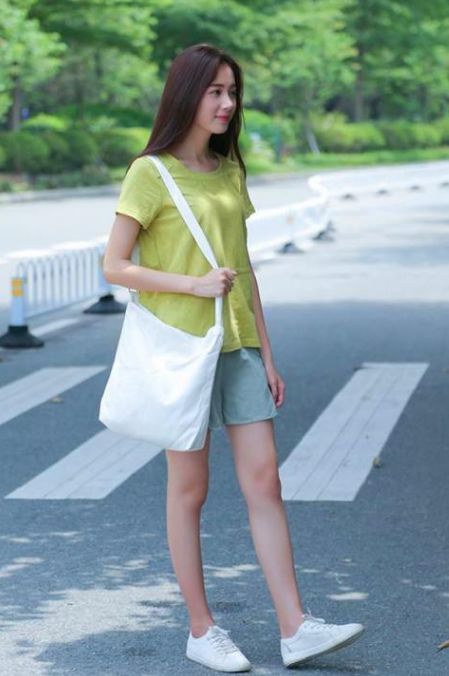 街拍: 热裤美女热浪来袭, 第五张图找到了初恋般的感觉!