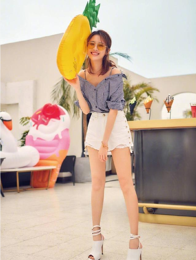 张慧雯为显腿长，脚踩“两根针”出门，短裤短到大腿根！