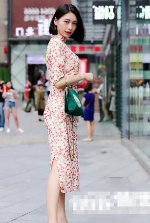  印花款式@路人街拍，小姐姐迷彩上衣搭配牛仔热裤，看起来御姐范特别足