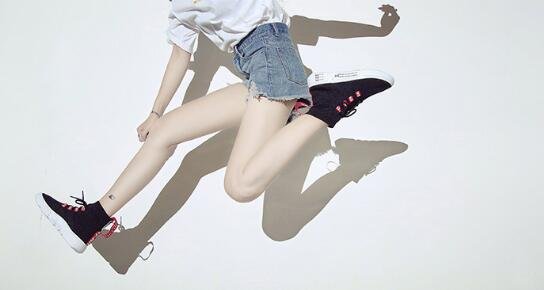 还在穿高跟鞋?新上市“袜子鞋”，比小白鞋舒适，街头感十足